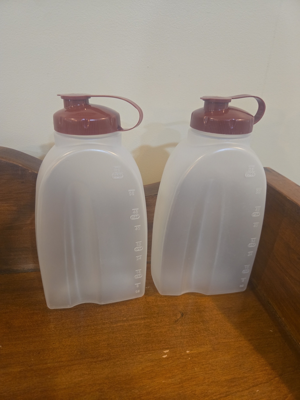 2 Rubbermaid 2 Qt Quart Drink Containers Mixer Mate w/ Red Flip Top Lid USA